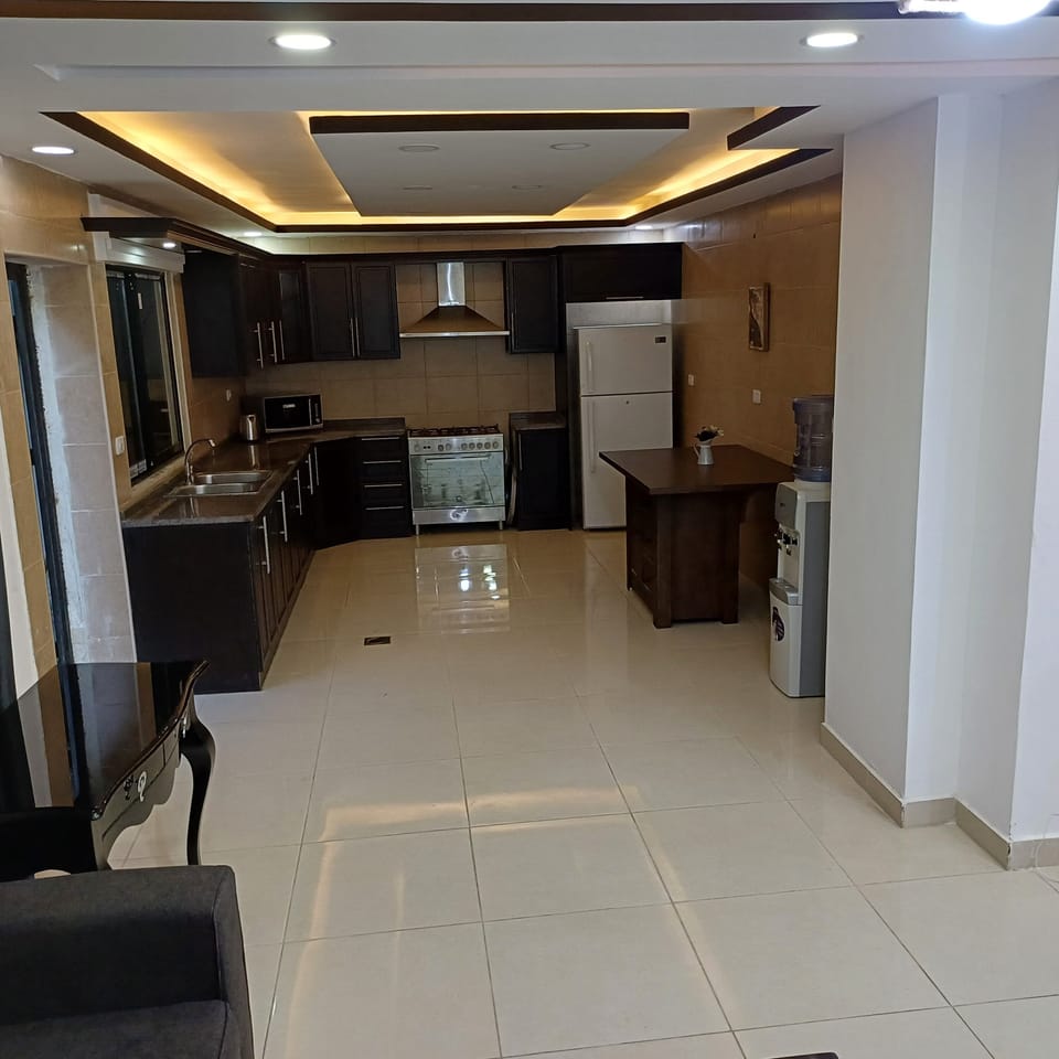 Full-size fridge, microwave, oven, stovetop