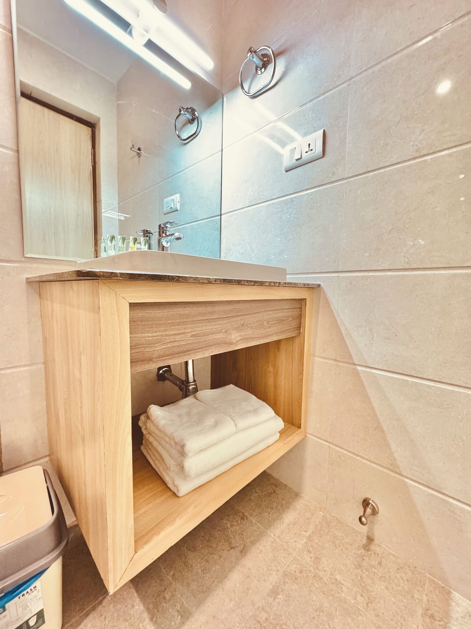 Luxury Double Room, 1 King Bed, City View | Bathroom | Slippers