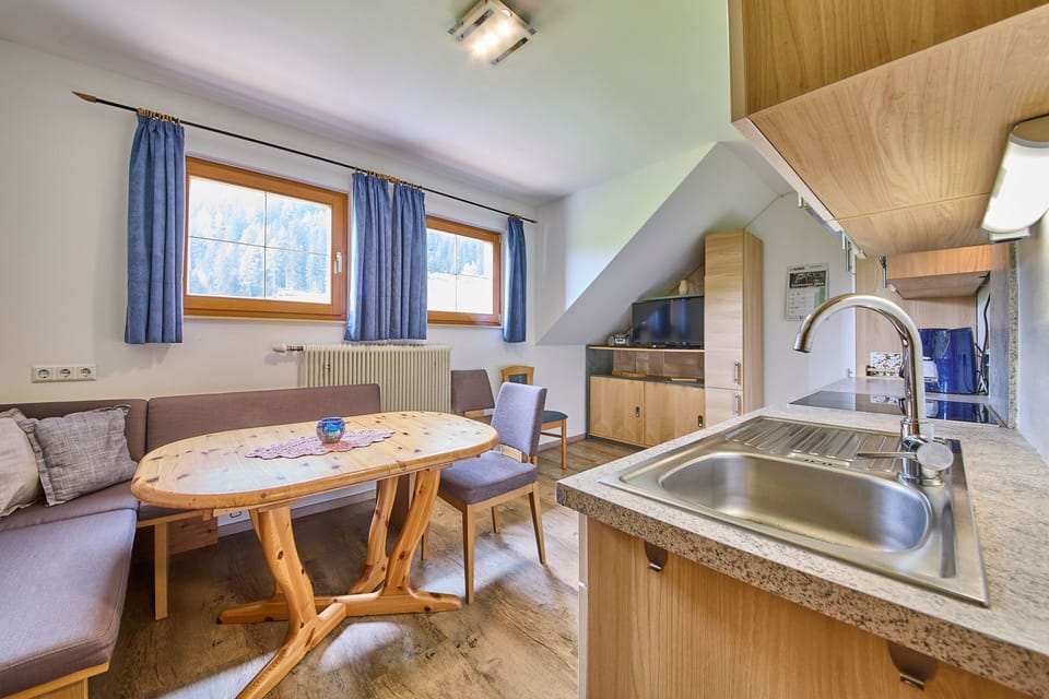 Classic Apartment, Balcony, Mountain View | Private kitchen