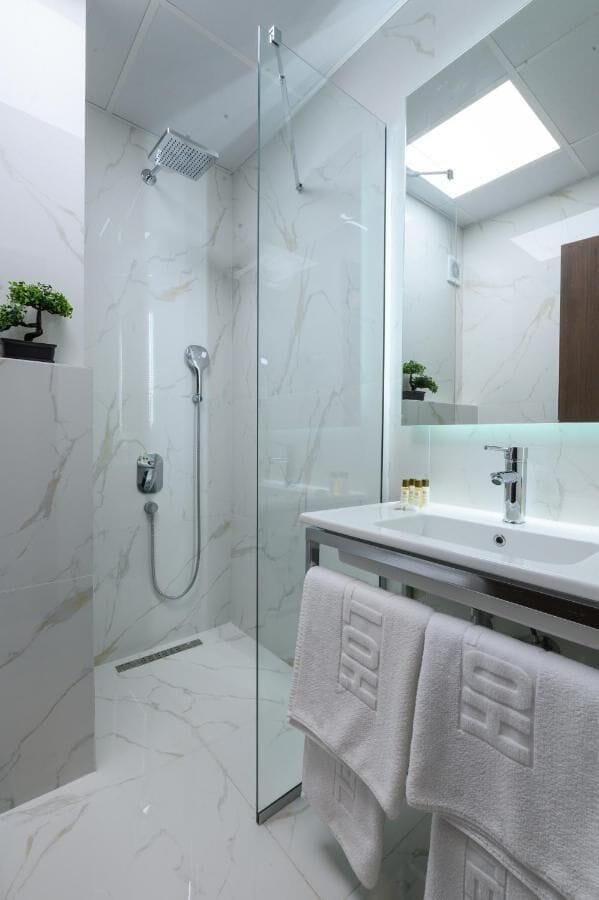 Deluxe Double or Twin Room, Lake View | Bathroom | Shower, free toiletries, hair dryer, towels