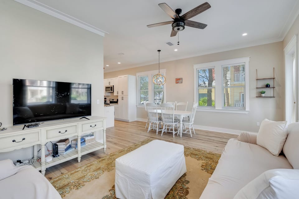 Spacious & Stylish Lounge