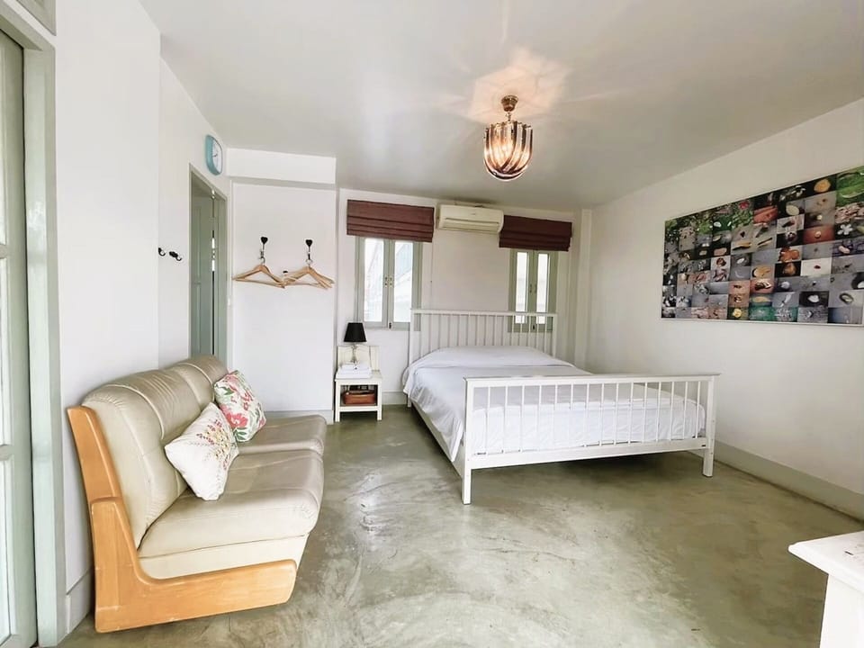 Deluxe King Room With Sunroom | Laptop workspace, blackout drapes, free WiFi