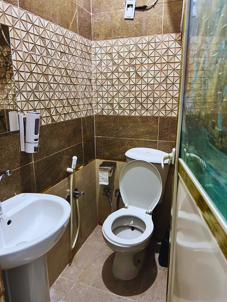 Deluxe Double or Twin Room | Bathroom | Combined shower/tub, hair dryer, slippers, bidet