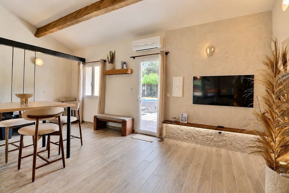 Design Loft, Garden View | Living area | 110-cm LED TV with cable channels