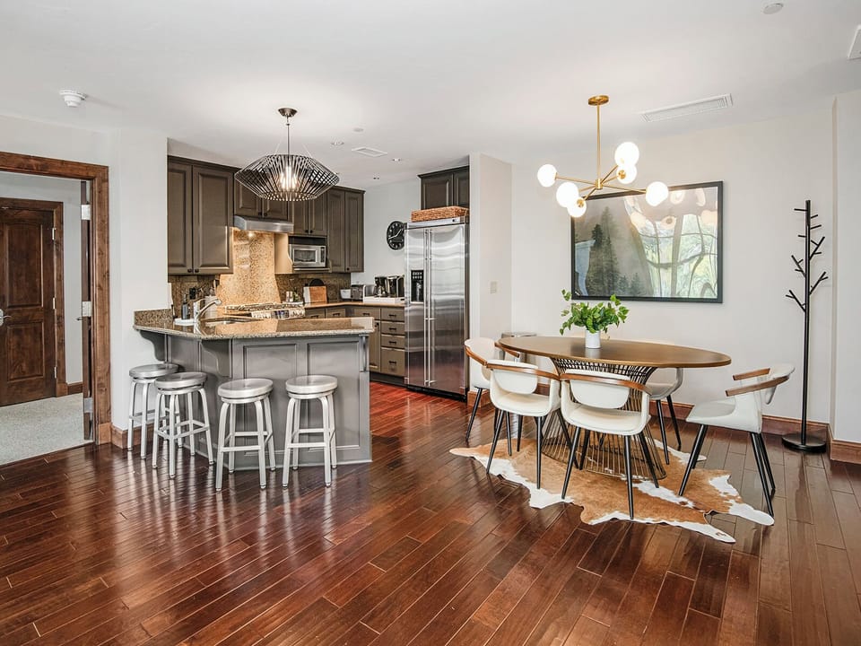 Dining Area & Kitchen