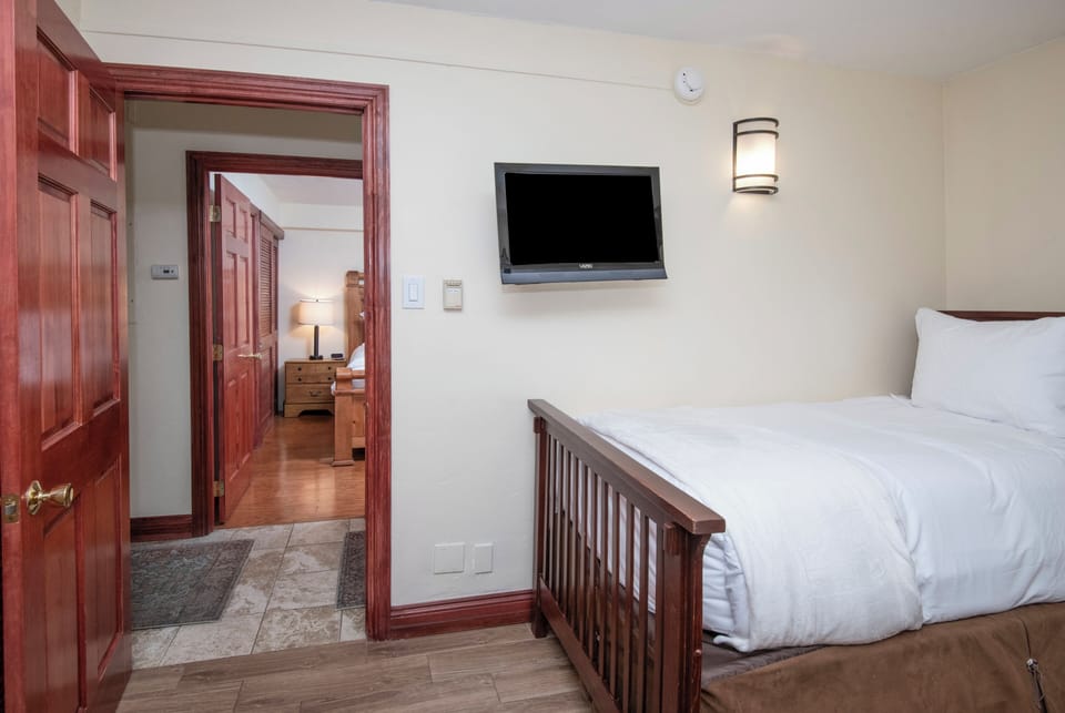 Bedroom 2 to Hallway