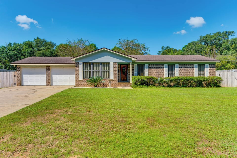 Property Exterior | Driveway (6 Vehicles)