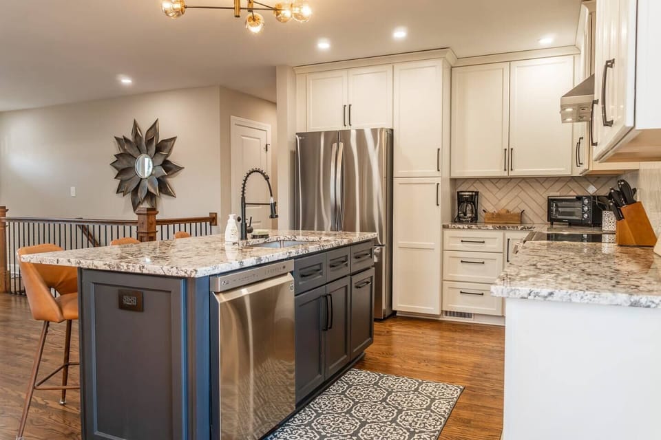 Equipped with new appliances including a fridge, toaster, coffee machine, oven, stove, and dishwasher, it has everything you need for convenient cooking.