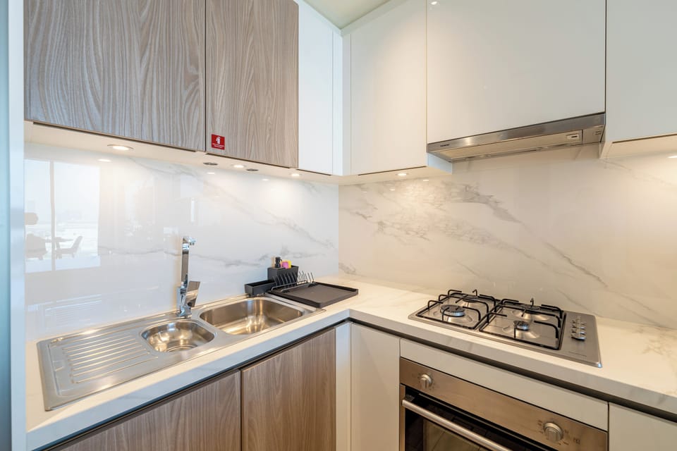 Deluxe Apartment, Balcony, City View | Private kitchen | Fridge, microwave, oven, stovetop