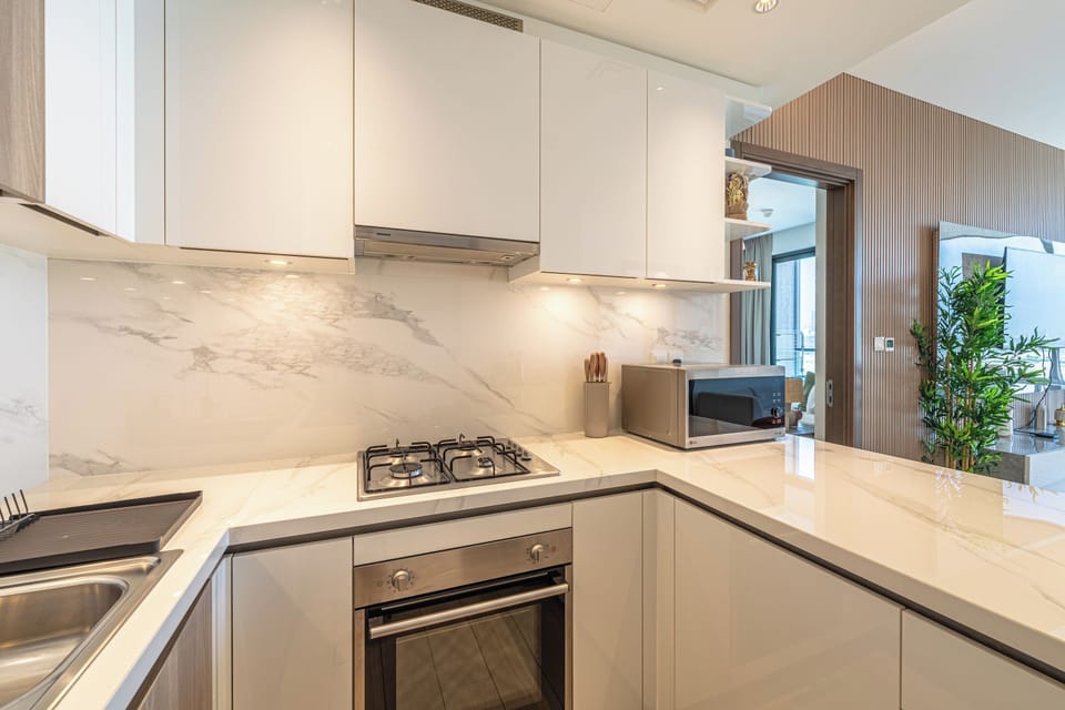 Deluxe Apartment, Balcony, City View | Private kitchen | Fridge, microwave, oven, stovetop
