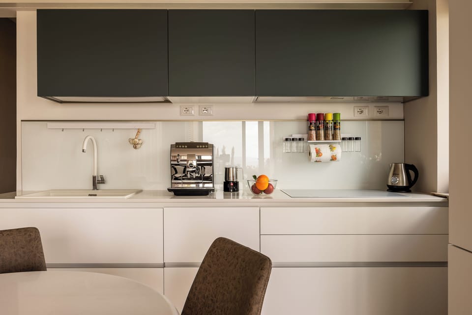 Condo, Hill View | Private kitchen | Full-size fridge, microwave, oven, stovetop