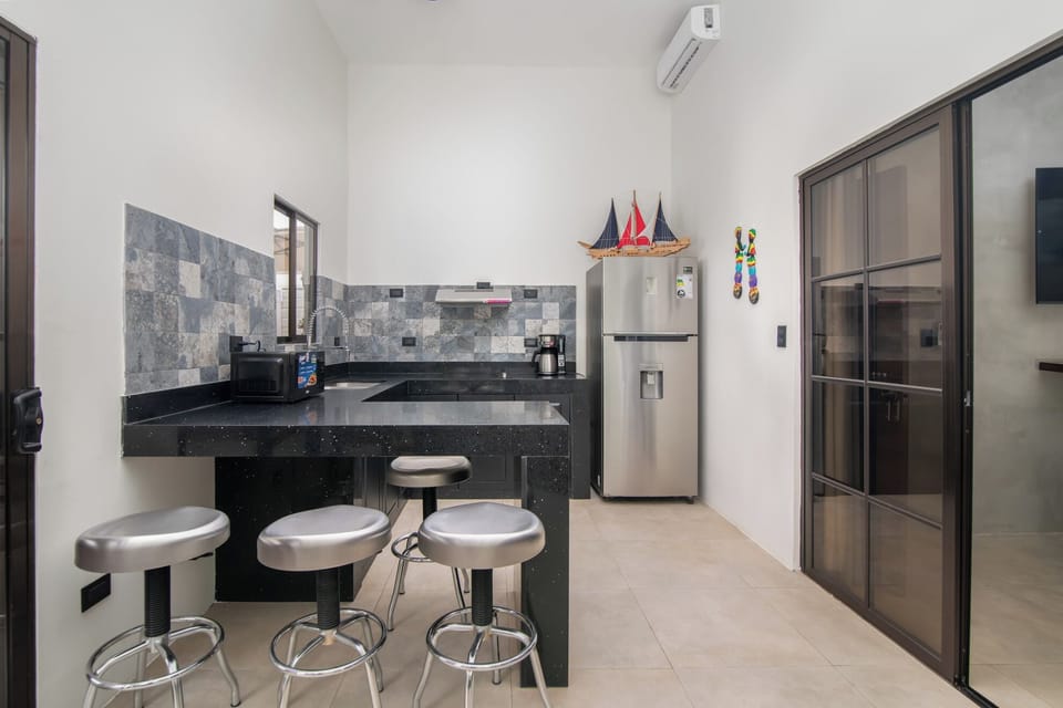 Full-size fridge, microwave, oven, stovetop