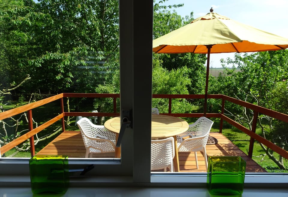 Terras vanuit de vakantiewoning gezien.