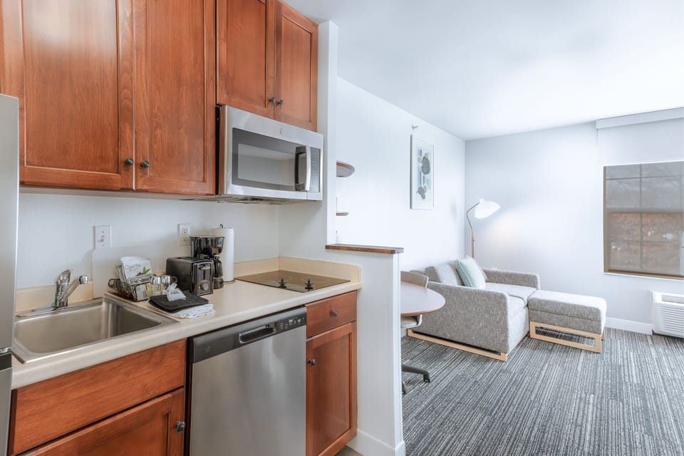 Fridge, microwave, stovetop, dishwasher