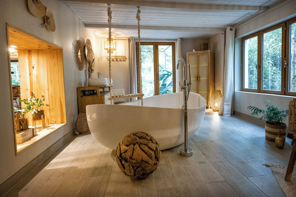 Junior Suite | Bathroom | Bathtub, free toiletries, hair dryer, bathrobes