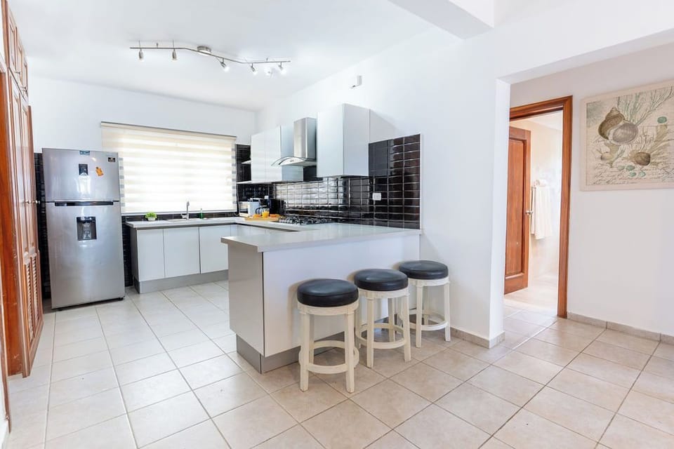 Stunning Beachfront 3-BDR Apartment. STM L202 (2109)