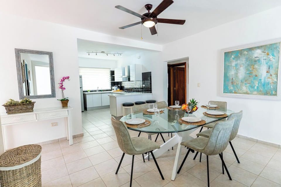 Stunning Beachfront 3-BDR Apartment. STM L202 (2120)