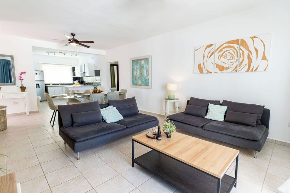 Stunning Beachfront 3-BDR Apartment. STM L202 (2122)