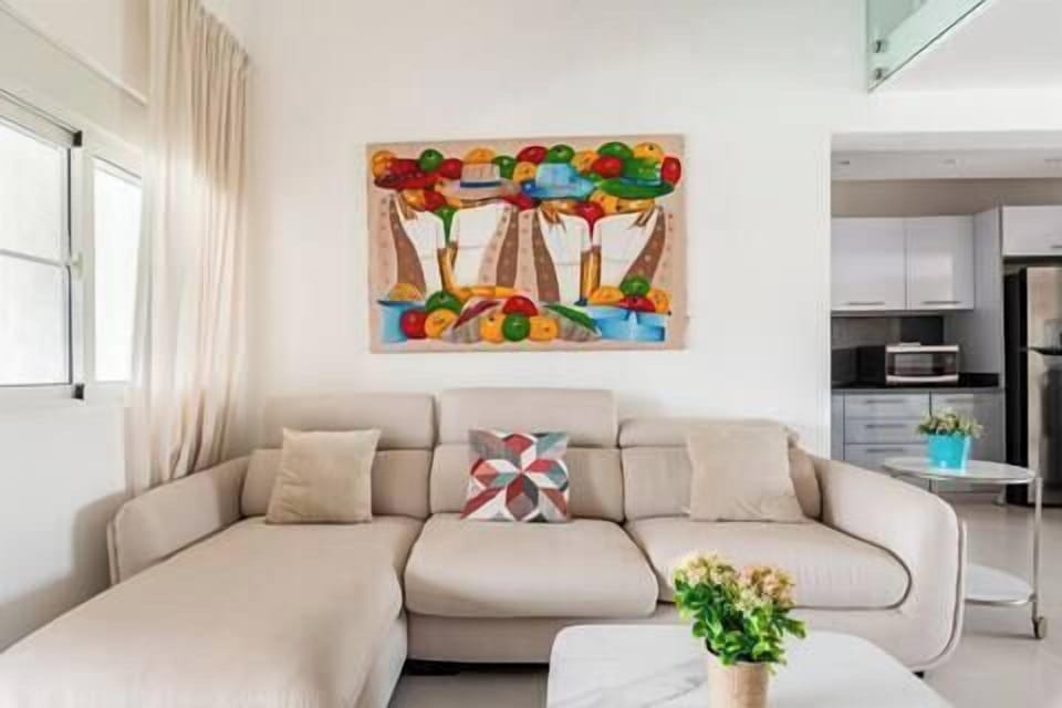 Room Mare F-302  Share  Save (1123)