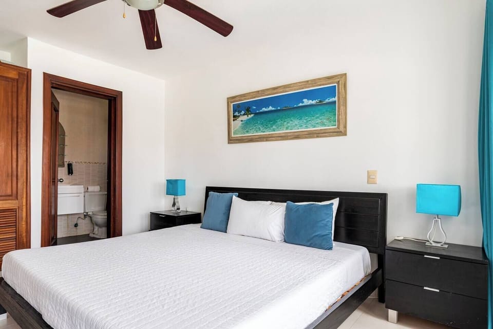 Room Mare F-302  Share  Save (1130)