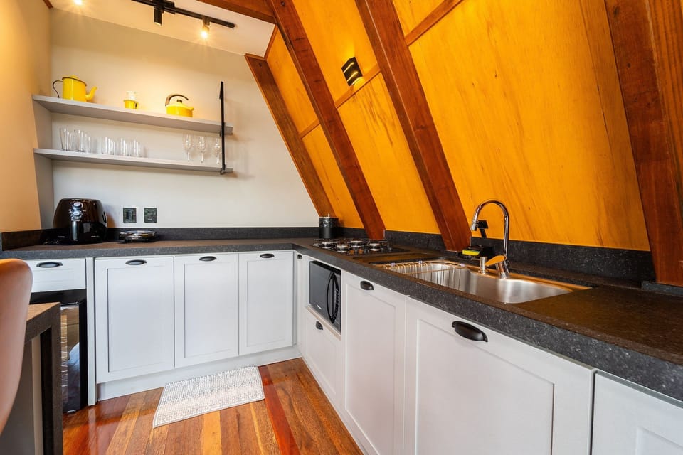 Basic Chalet | Private kitchen | Mini-fridge, microwave, stovetop, cookware/dishes/utensils
