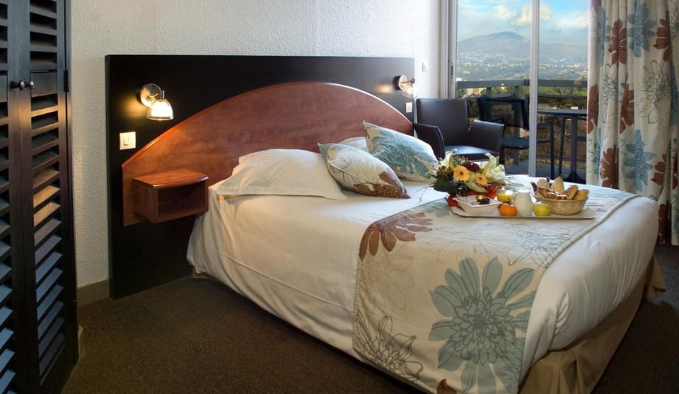 Desk, soundproofing, WiFi (free), bed sheets