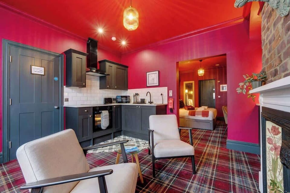 Perfect for spending time together, the open-plan living area features a Smart TV, indoor fireplace, dining space, and kitchen, creating a warm and relaxing atmosphere.