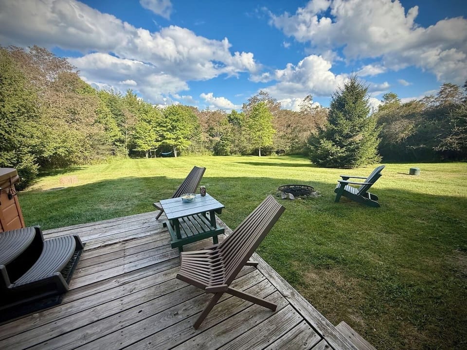Rise to mornings in the wide-open backyard, where you can sip fresh coffee in the crisp air while your pets enjoy the freedom to roam. It’s the ultimate spot for slow starts and peaceful wooded views.