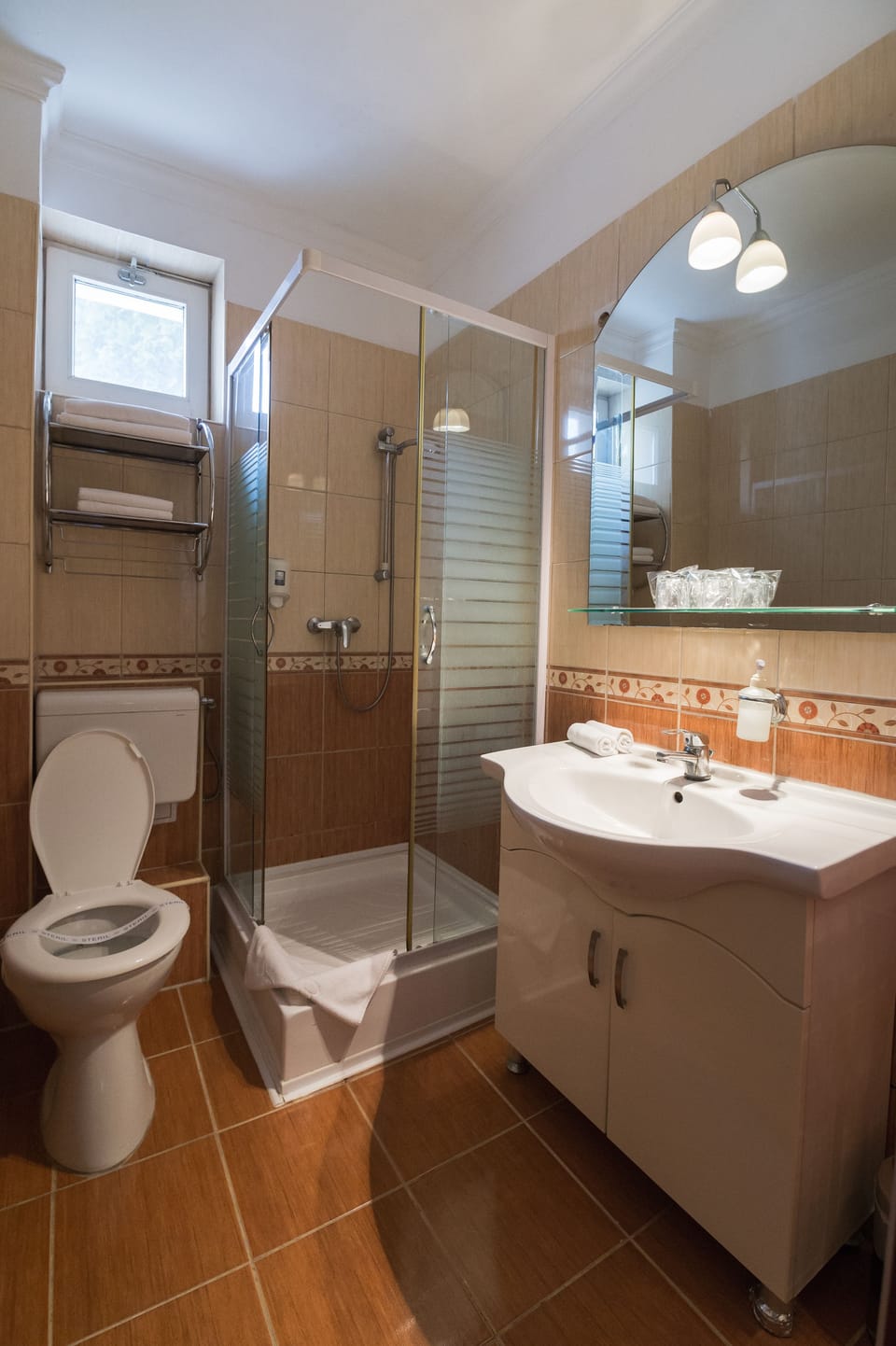 Classic Double or Twin Room | Bathroom | Bathtub, free toiletries, hair dryer, bathrobes