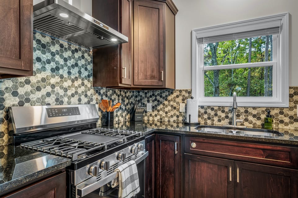 Spacious kitchen with modern amenities :)