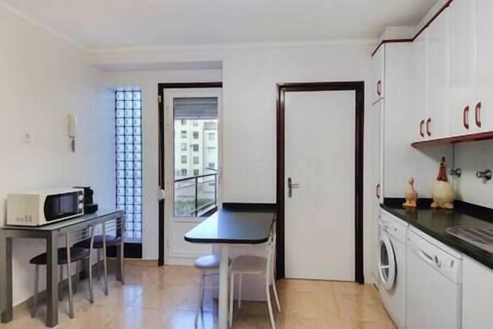 Cocina: zona microondas y cafetera cápsulas. Salida a balcón trasero