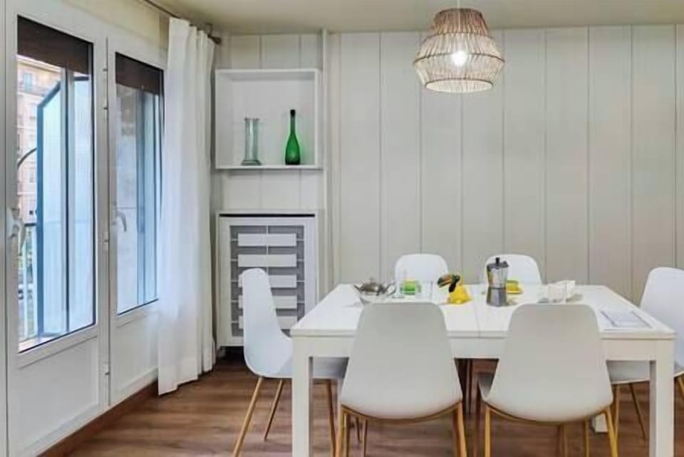 Comedor y balcón