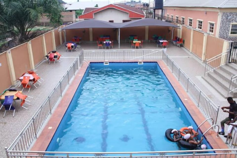 Swim-up bar