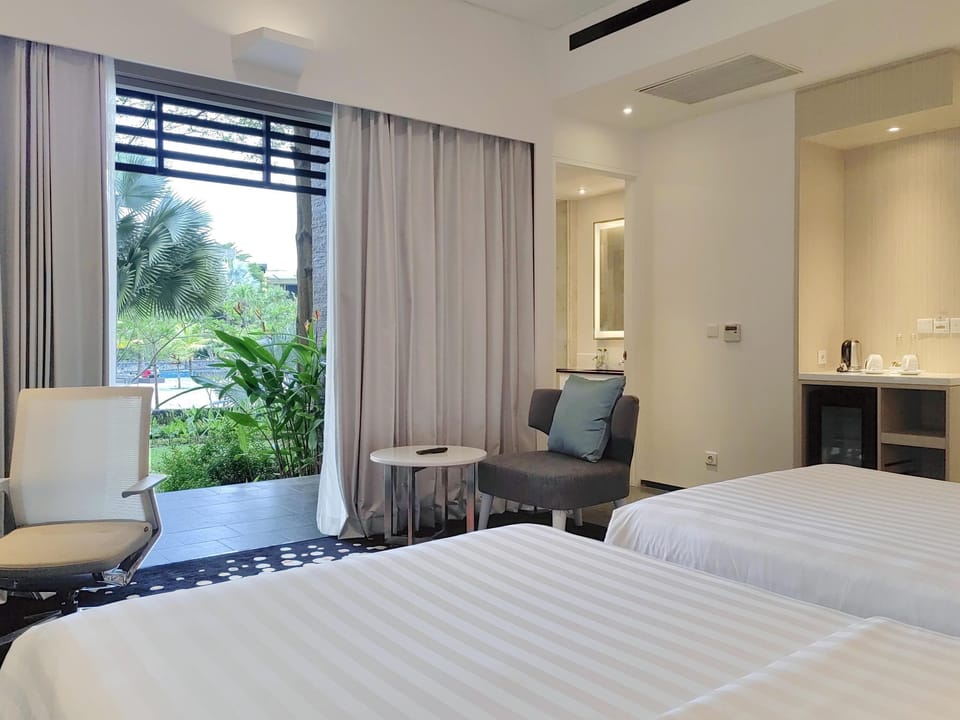 Deluxe Room, 2 Twin Beds | Minibar, in-room safe, desk, blackout drapes