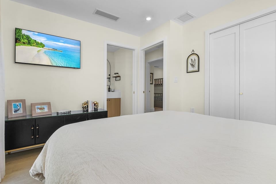 Queen size bed in the primary bedroom