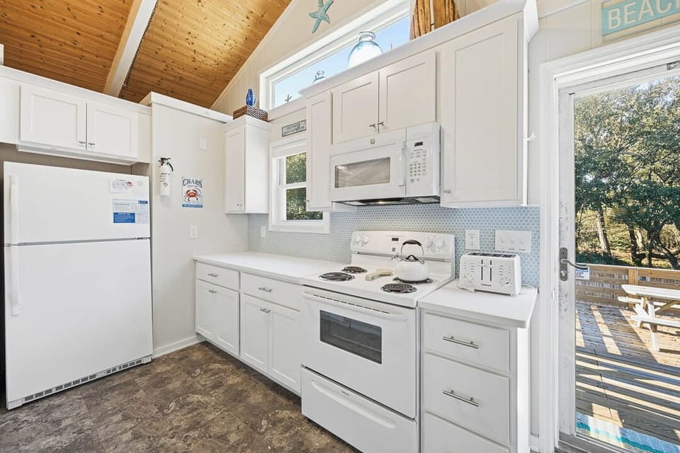 Main-Level Kitchen with Bar (seats 4)