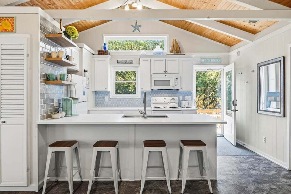 Main-Level Kitchen with Bar (seats 4)