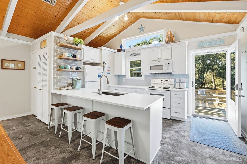 Main-Level Kitchen with Bar (seats 4)