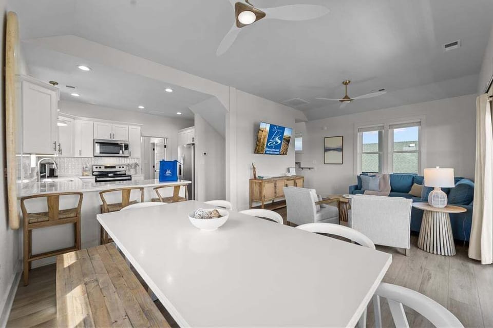 Top-Level Dining Room with Table (seats 8)