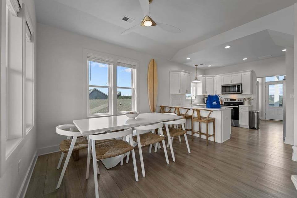 Top-Level Dining Room with Table (seats 8)
