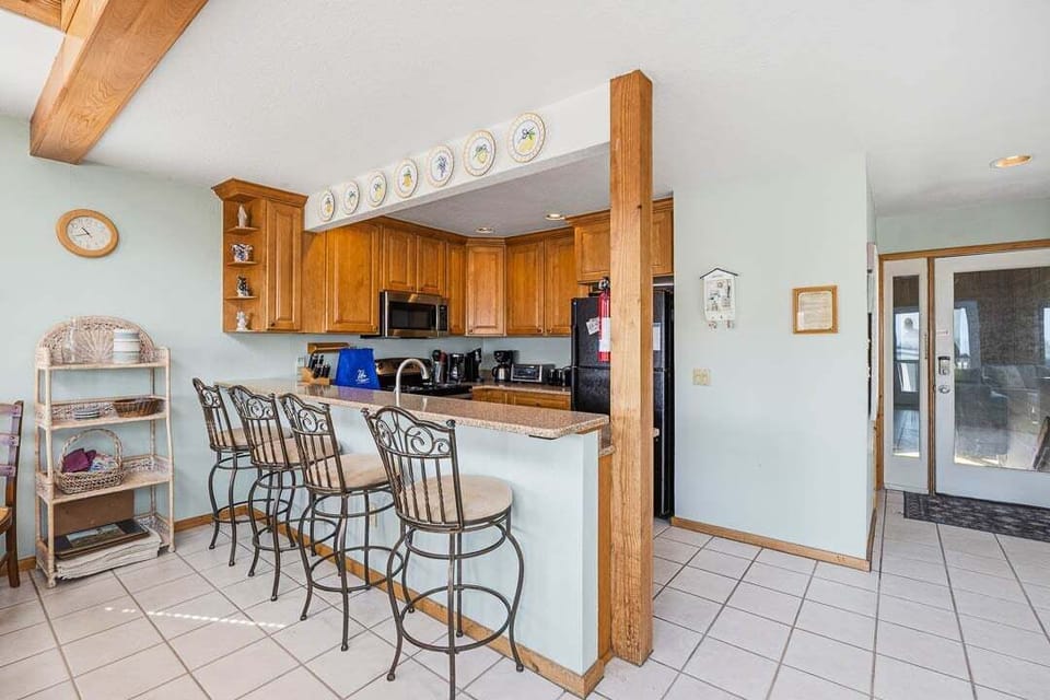 Ground-Level Kitchen with Bar (seats 4)