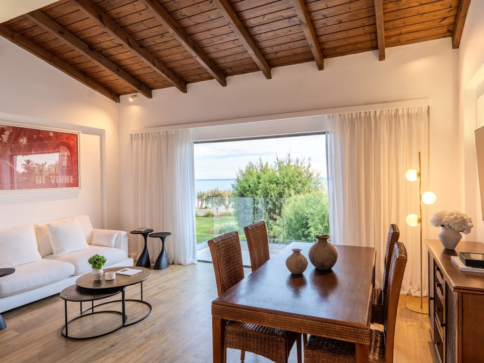 Two-bedroom Bungalow Suite Sea View | Living area