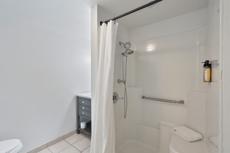 Experience ultimate comfort and convenience in our freshly updated, accessible retreat. Featuring a king-size bed, modern amenities, and an easy-access design, this space is perfect for all guests. Book your stay today!