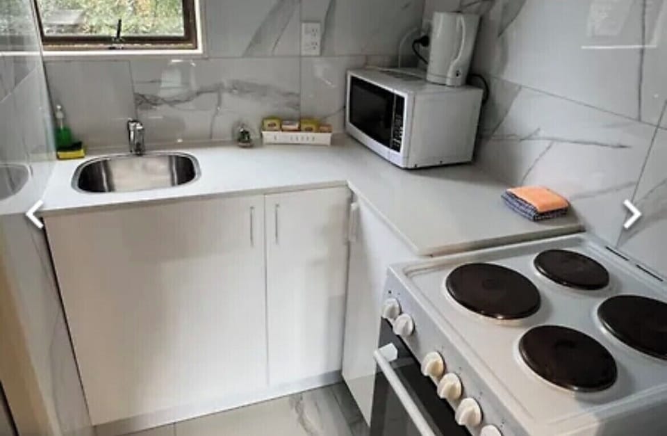 Full-size fridge, microwave, oven, stovetop