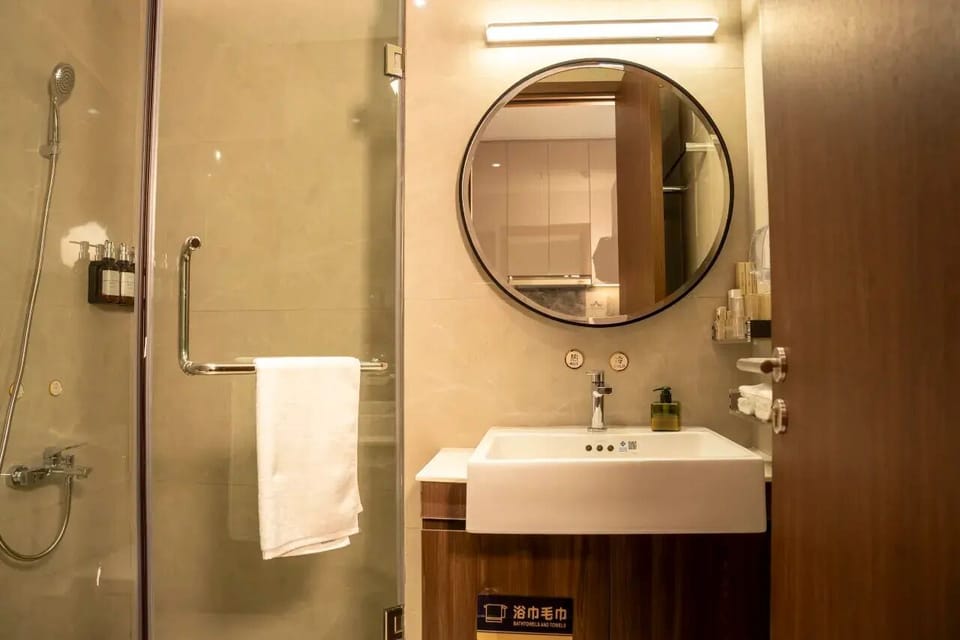 Deluxe Studio | Bathroom