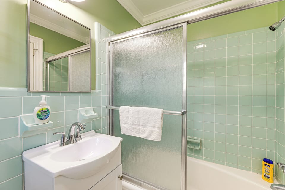 Full Bathroom | Towels Provided