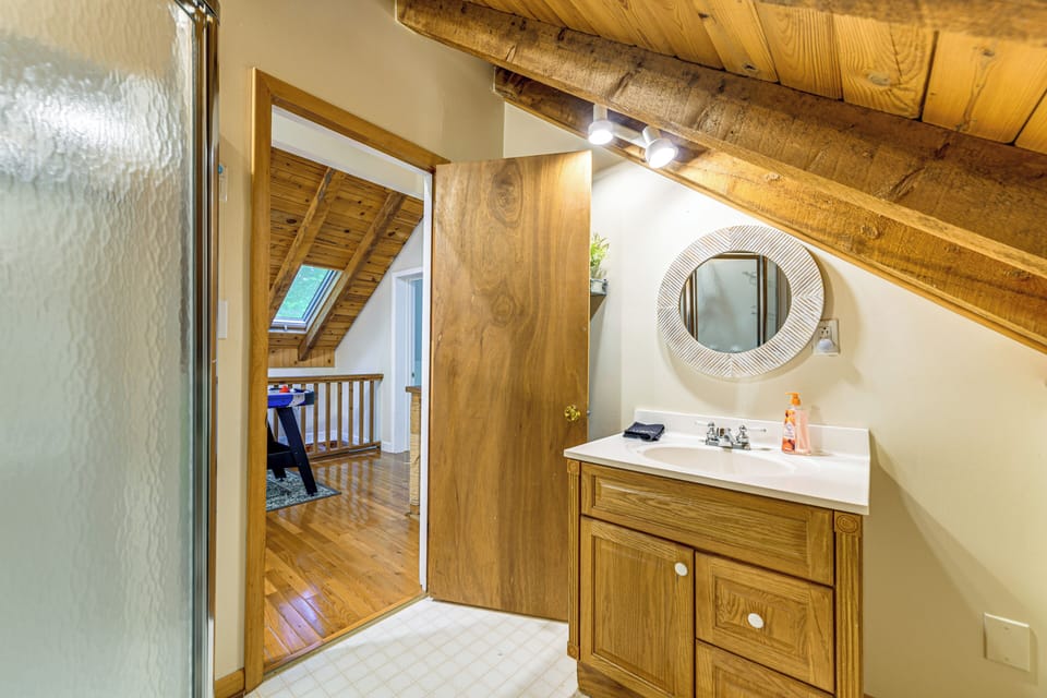 Full Bathroom | Upper Level | Towels Provided