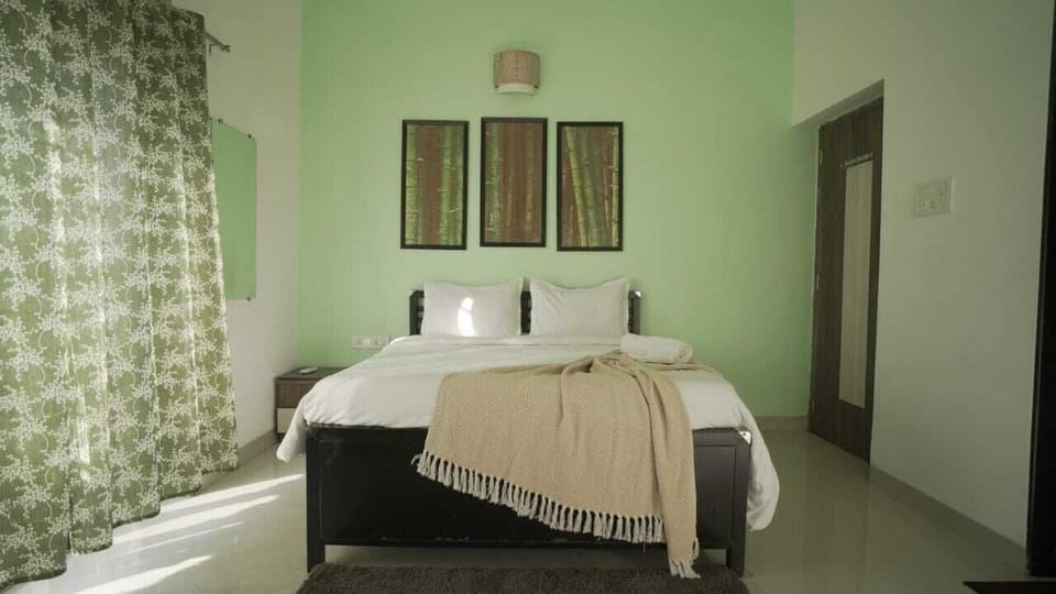 Deluxe Room | Laptop workspace, free WiFi