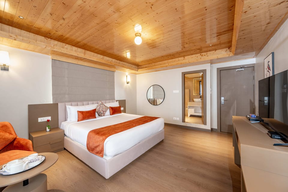 Luxury View Room with Balcony | WiFi (free)