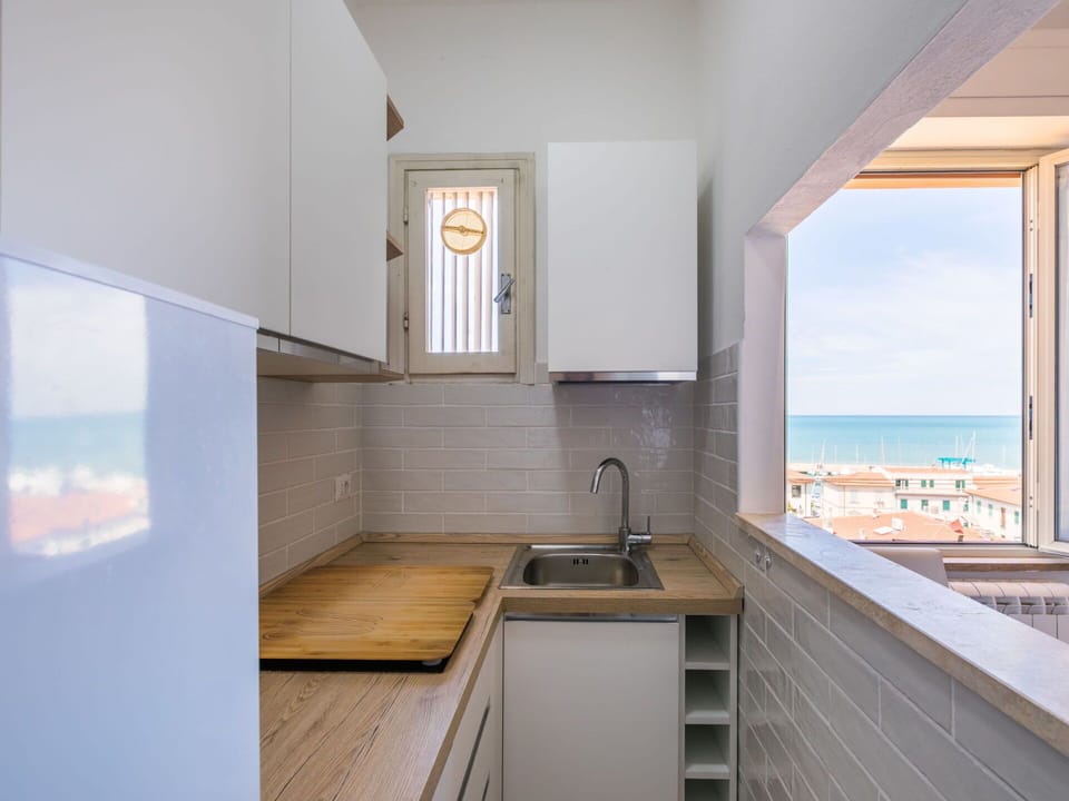 Tap, Countertop, Kitchen Sink, Cabinetry, Sink, Property, Plumbing Fixture, Building, Wood, Kitchen